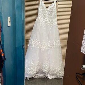 Beautiful wedding dress many layers of lace and tool
